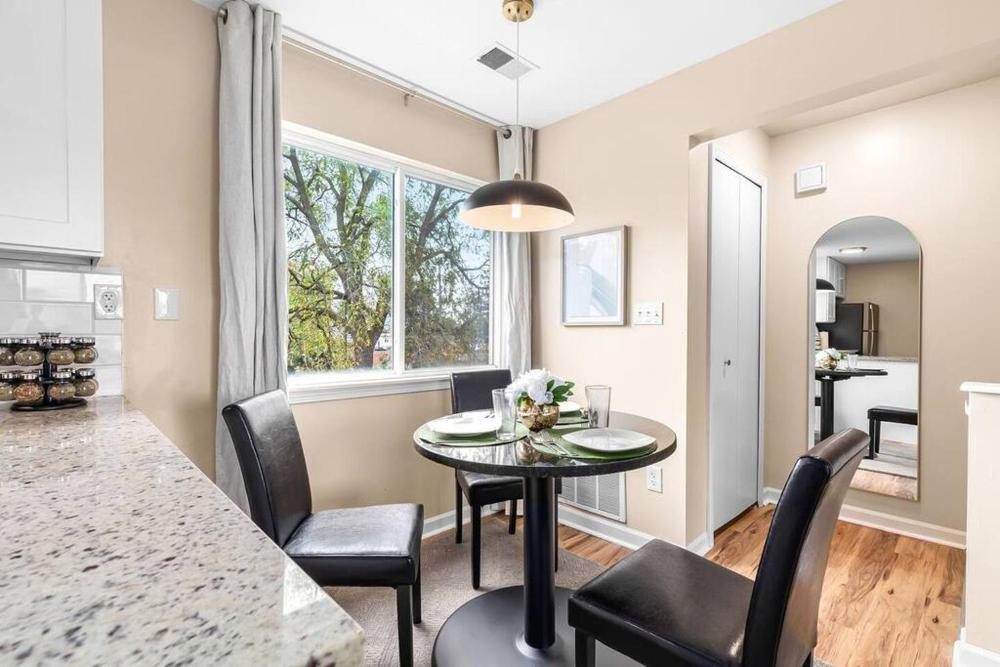 Spacious 1BR Upper Flat in the Heart of Roseville